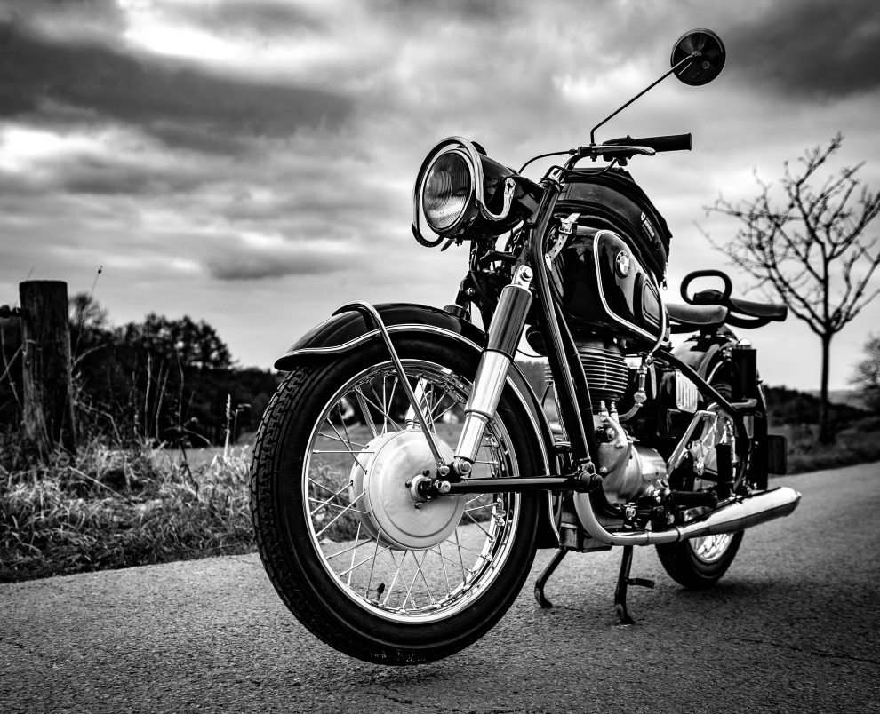 En motorcykel i svartvitt