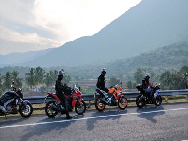 Fyra motorcyklar på rad