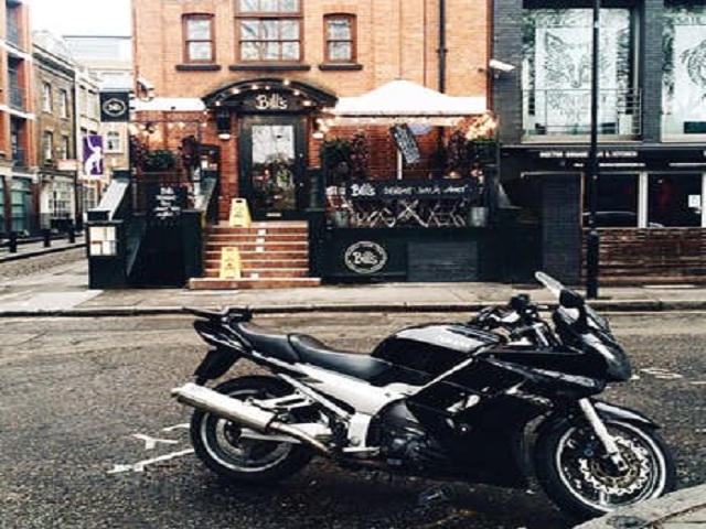 Motorcykel parkerad på gata
